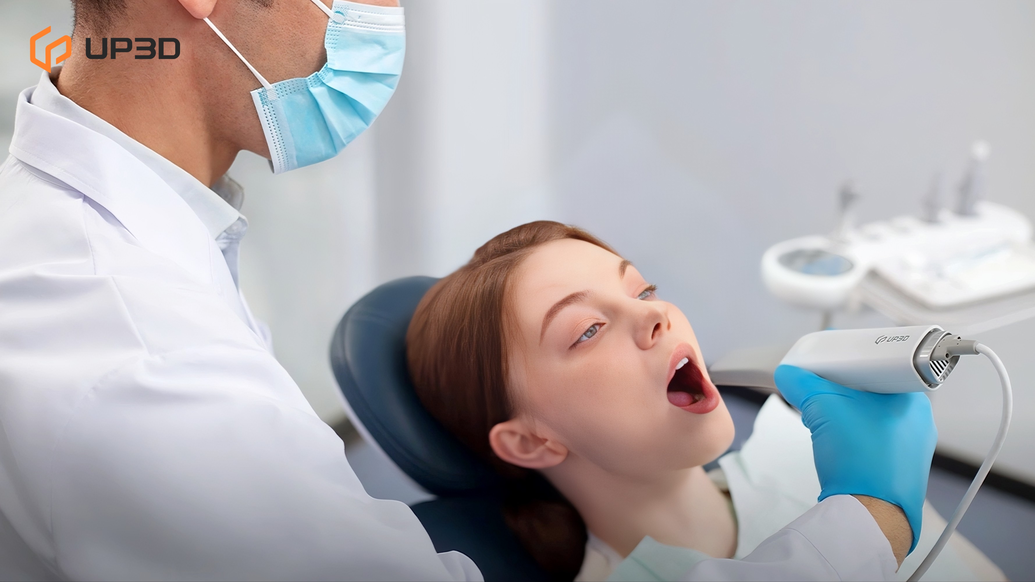 Dentist using an UP3D intraoral scanner to capture a patient’s digital impression, demonstrating accuracy, speed, and scanning workflow.