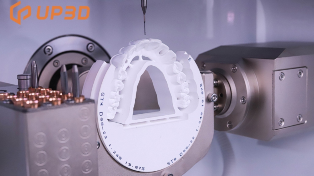 UP3D dental milling machine processing zirconia disc for high-strength and esthetic restorations